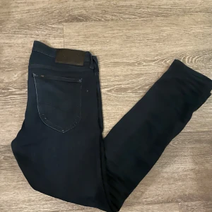 Lee Jeans - Mörkblå Lee jeans slimfit storlek 30/31 passar 170-180. Skick 7/10.