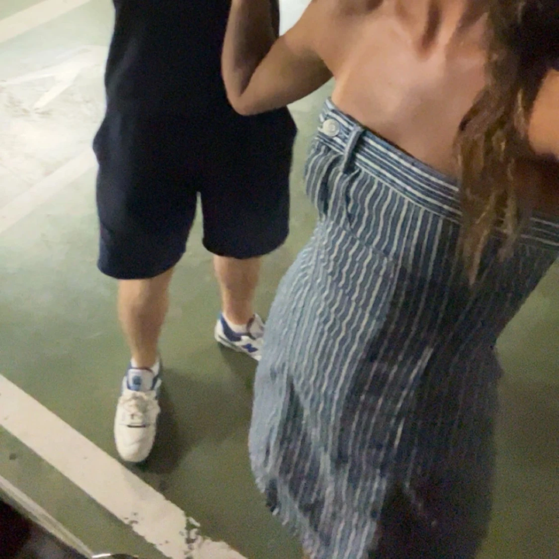 Blåvit randig axelbandslös klänning - 3