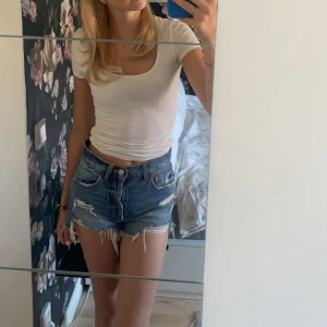 Jeansshorts Zara - Säljer mina favorit blå jeansshorts då de tyvärr blivit försmå :( De är storlek 32 men passar även 34. De har slitna detaljer framtill och är väldigt bekväma. Klassisk femficksmodell med knapp och dragkedja. Perfekta för varma dagar.