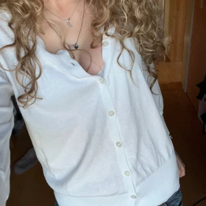 Vit kofta - Säljer en jättesöt vit kofta med trekvartsärm. Knappt använd, perfekt nu till sommaren!💕
