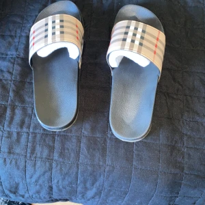 Burberry tofflor - Burrbery tofflor. Lite slippade där under på sulan om ni har frågor skriv 