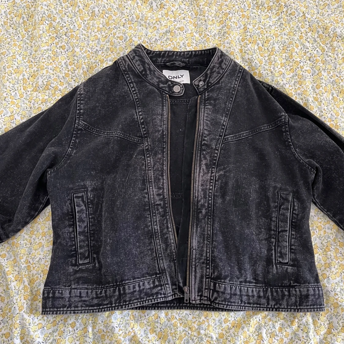 Svart jeansjacka från ONLY