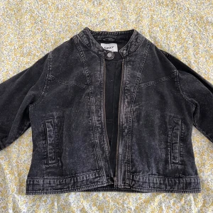 Svart jeansjacka från ONLY - Säljer en svart/grå jeansjacka från ONLY i en urtvättad look, jackan har inte kommit till användning så är därav i mycket bra skick. Storlek XL (men mer som en oversized M) 