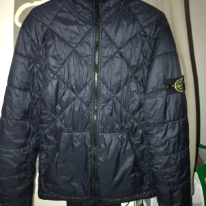 Stone island jacka  - Mörkblå jacka från Stone Island . Nypris: 6000| Mitt pris: 2100. | Hör av er om ni har några funderingar eller prisförslag 