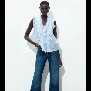 Ljusblå volangblus - Säljer en populär ljusblå blus med volangdetaljer framtill. Säljer pga kan inte returnera längre 