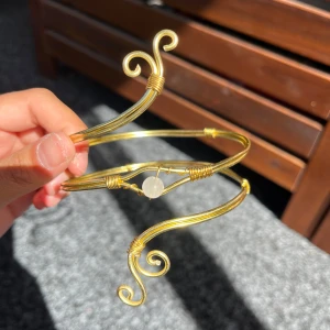 Armcuff  - 🌸Går att böja ut eller in för att få din perfekta passform 🌺 🌸Finns både i silver och guld✨  Gör även customs!! Skicka in bild eller din idé så kan vi nog säkert lösa det 🥰