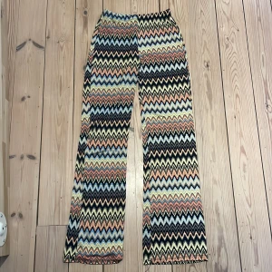 Tessie byxor - Stretchiga och väldigt mjuka å sköna byxor lite utsvängda längst ner! Från Tessie! Står ingen storlek men skulle säga att dem är en storlek S