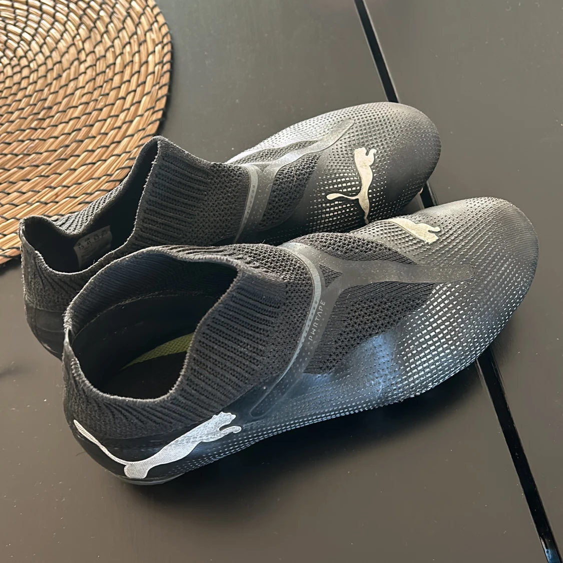Svarta fotbollsskor från Puma