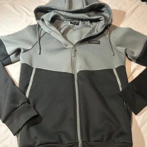  McKenzie dress grå - Säljer en McKenzie dress grå. Använd bara 5 gånger inga skador. Kan prata om priset. Äkta 💯