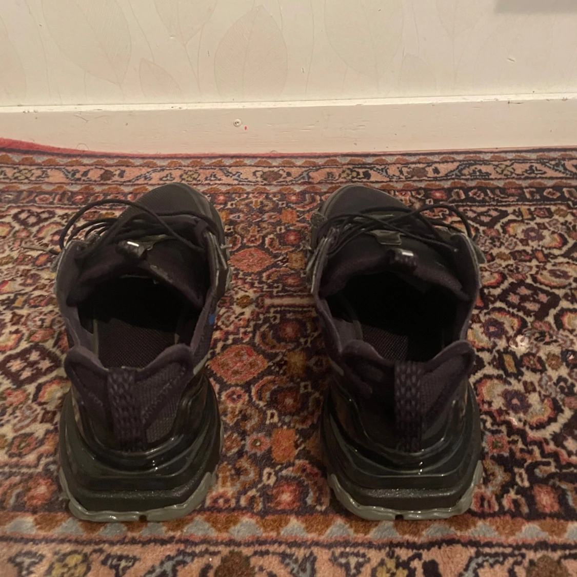 Svarta Nike React sneakers med blå swoosh - 3