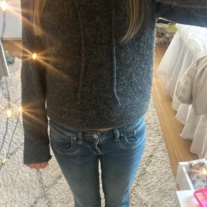 Blå jeans från LTB - Säljer ett par klassiska blå jeans från LTB, modell Valerie. Modell: low Rise, boot cut 