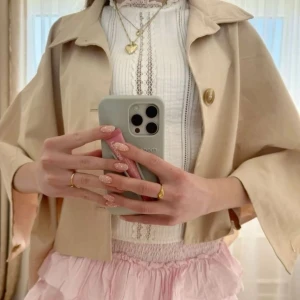 Trenchcoat / poncho / coat - superfin beige, kort trenchcoat/poncho i nytt skick 😍 märke: meet me there (slutsåld) ❗️lånade bilder, skriv för egna