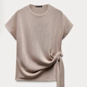 Knyt top Zara - Säljer nu denna virala knyt toppen från Zara som jag köpte i höstas. Den är väldigt gott skick eftersom jag knappt använt den. Om du vill ha fler bilder så är det bara att fråga pris kan även diskuteras vid snabb affär!