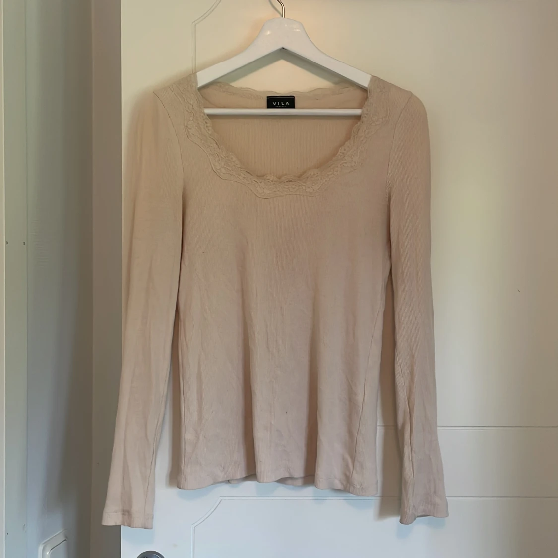 Beige ribbad topp med spets från Vila - 1