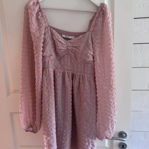 Rosa långärmad klänning från NA-KD - Använd fåtal gånger, säljer den för att den är för liten för mig 
