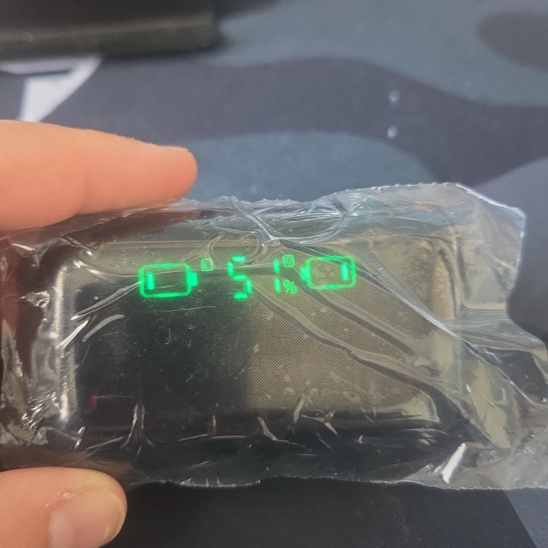 Svarta trådlösa hörlurar med laddningsetui - 2