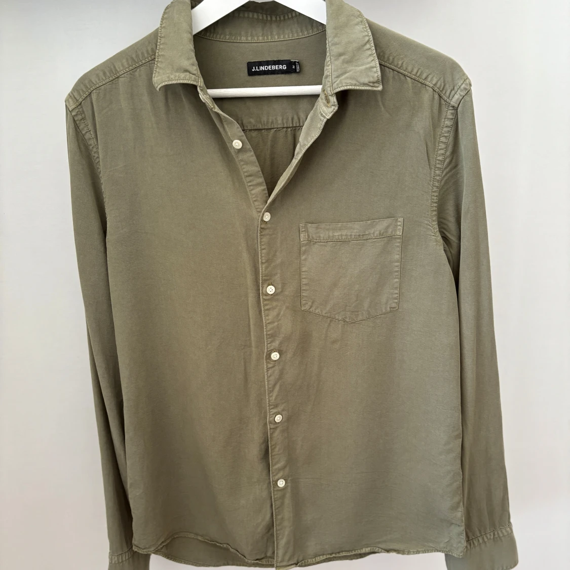 Olivgrön skjorta från J.Lindeberg