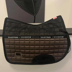 es schabrak  - säljer nu mitt es schabrak då färgen inte passade vår ponny! använt max 5 gånger hos oss o är som nytt🥰full, hopp, original pris 999kr 