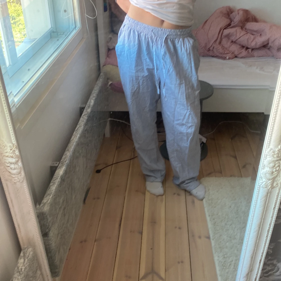 Blåvitrandiga pyjamasbyxor med resårmidja