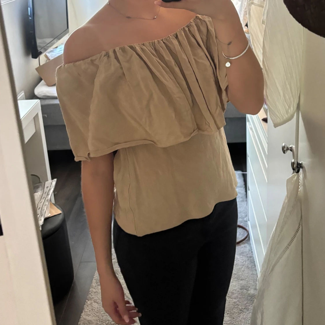 Beige offshoulder topp - 1