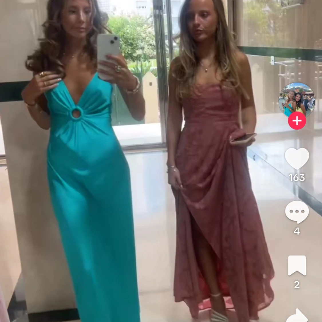 Turkos långklänning med ringdetalj