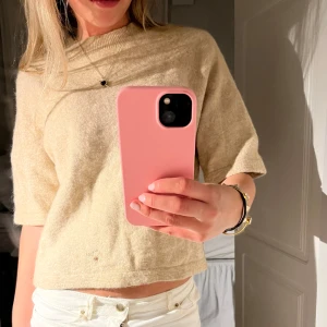 Stickad t-shirt -  Stickad trekvarts ärmad / t-shirt från & Other stories. Den har ett litet hål som man ser på bilderna💞