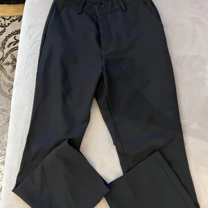 Svarta kostymbyxor från BikBok - Klassiska svarta kostymbyxor från BikBok 