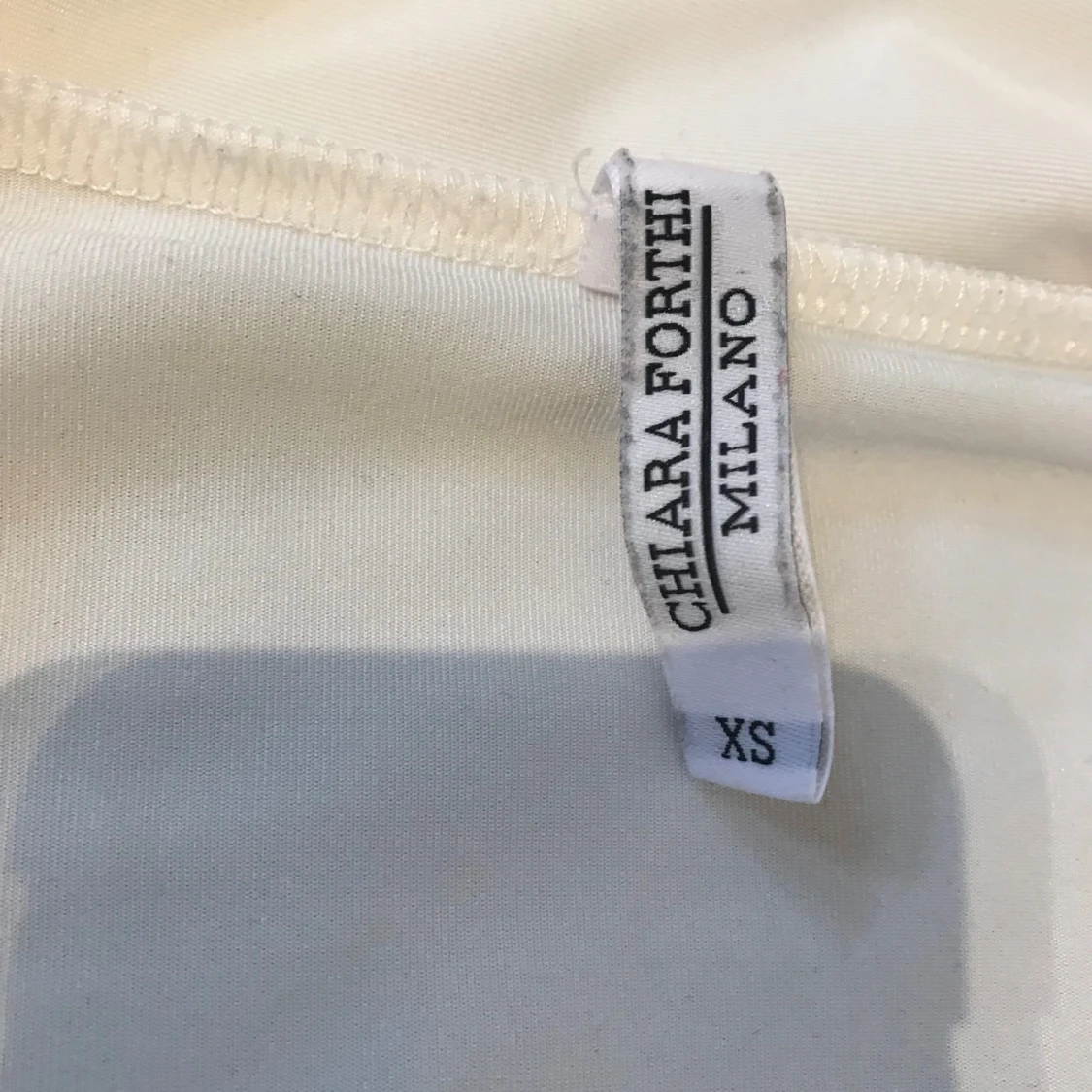 Vit långärmad topp med scarf-detalj från Chiara Forthi - 1