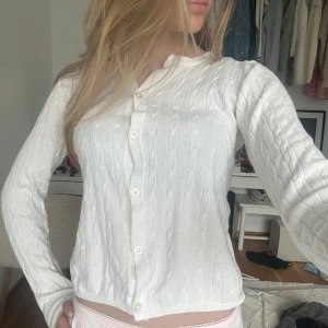 Vit kabelstickad kofta från Hampton Republic - Såå fin kofta 💕 skriv för frågor