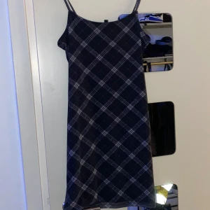 Klänning - Kort blå klänning med pläd mönster