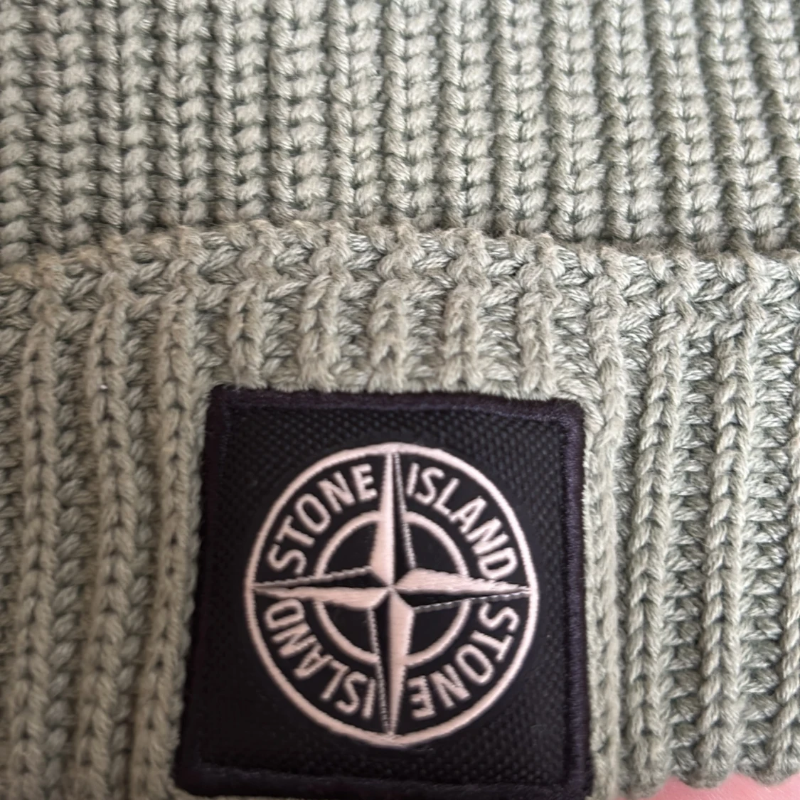 Grön lyxig ribbstickad mössa från Stone Island - 3