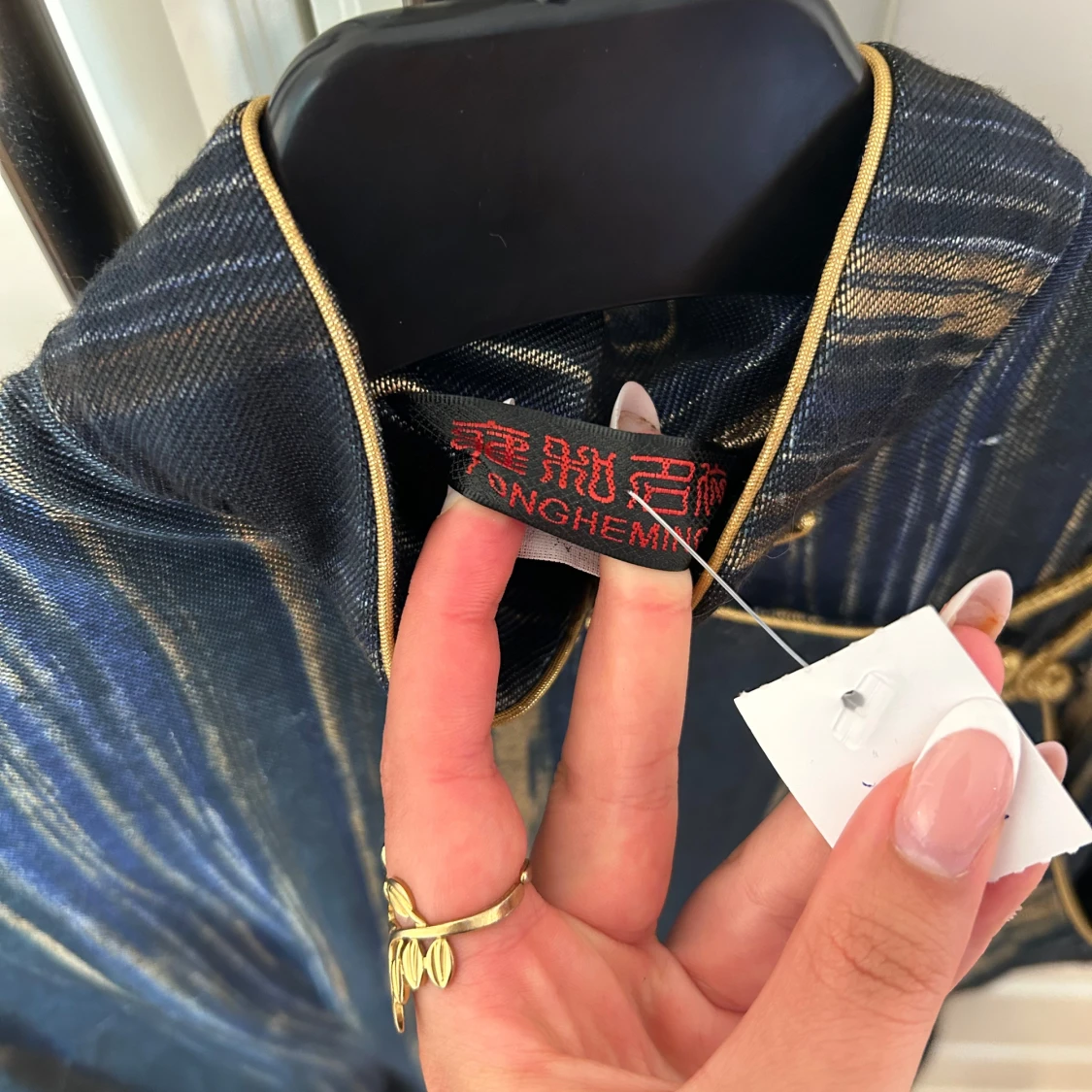 Mörkblå cheongsam-klänning med guldiga ränder från NONGHEMING - 2