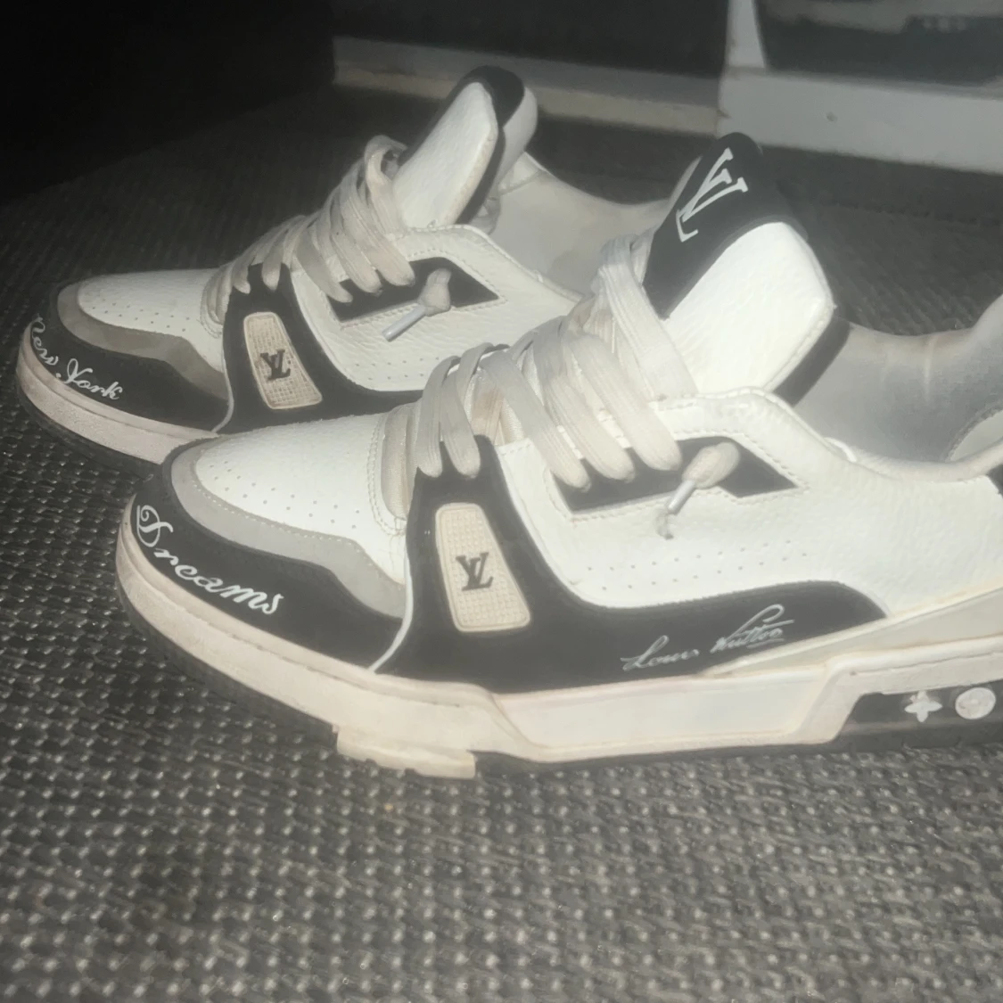 Louis Vuitton sneakers i vitt och svart - 2