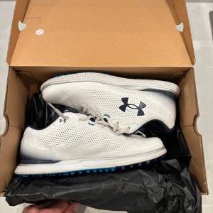 Golfskor under armour - Säljer nu ett par fina golfskor som jag använt fåtal gånger då dom har blivit för små. Skorna är i storlek 42,5