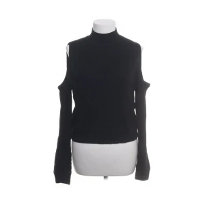 Svart stickad tröja med öppna axlar - Svart stickad tröja med hål vid axlarna. säljer eftersom inte används. 