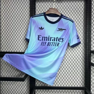Arsenal bortatröja 2022/23 - Säljer en Arsenal bortatröja från Adidas, säsongen 2022/23. Tröjan är kortärmad och har en ljusblå och lila färg med mörkblå detaljer. Klassisk Adidas-design med klubbmärke och sponsortryck på bröstet. Alla storlekar finns 