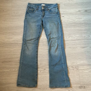 Ljusblåa utsvängda low waist jeans - Gina Young jeans, ljusblåa utsvängda! Ett hål (går att sy ihop) storlek 170!!! Lågt pris pågrund av hålet 