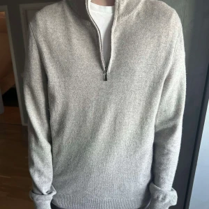 Falconeri ljusgrå Kashmir med dragkedja - Säljer en stilren ljusgrå kashmir tröja med halv dragkedja i halsen. Tröjan har lång ärm och ribbade muddar vid ärmslut och nederkant. Perfekt för lager-på-lager och enkel att matcha. 100% kashmir från John Henric. Super bra sick, använd fåtal gånger. Nypris ca 2500 kr. 