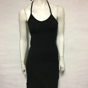 Klänning fr Saunt tropez storlek S - Snygg lite kortare klänning att knyta bak i halsen. Från Saint tropez. Material i skön stretchig bomullstrikå. Helt ny.