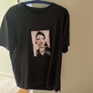 Limitato T-shirt  - Hej, jag säljer min Limitato t-shirt, den är köp i butik nere i Italienen och jag betala 1200kr för den, tröjan är knappt använd, storlek L med passar även M. Det är 100% bomull.