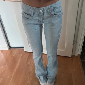 Ljusblå lågmidjade bootcut jeans från bondelid - Säljer ett par ljusblå jeans midjemått 39 innerbenslängd 83!!! inga defekter!💕💕💕