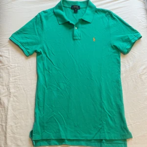 Grön pikétröja Polo Ralph Lauren Storlek S - Snygg grön pikétröja från Polo Ralph Lauren. Storlek Barn XL (18-20), Passar som storlek Small. Skriv för mer bilder