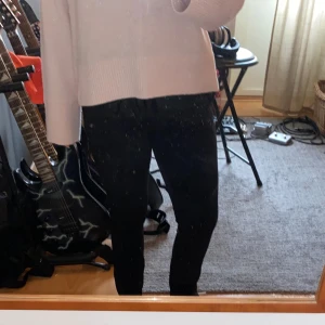 Svarta byxor från House of Lola - Säljer ett par jättefina svarta byxor från House of Lola i storlek S. Är i bra skick och använda fåtal gånger, sitter bekvämt och skönt.  De har en rak passform som funkar till många stilar och matchar till många tröjor. Säljs för bra pris då deras andra byxor säljs runt 700-1000kr men prisar går såklart att disskuteras. Skriv för fler bilder! 