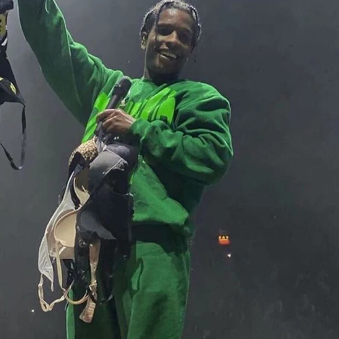 Grön sweatshirt med neongrönt tryck från VLONE - 3