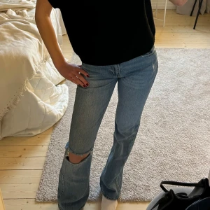 Bootcut jeans - Bootcut jeans med hål på ena benet. I jättebra skick!
