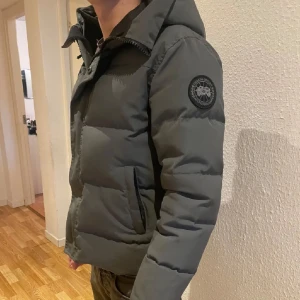 Canada goose MacMillan - Hej säljer min jacka jätte fint skick! Strl S jätte stillig o skit fin! Viss prutmån finns men ej mycket