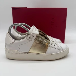 VALENTINO OPEN SNEAKERS - Valentino open sneakers - Skick: 9/10 - Storlek 36 Tillbehör: Box, kort - Nypris 7700kr - deluxecloset 