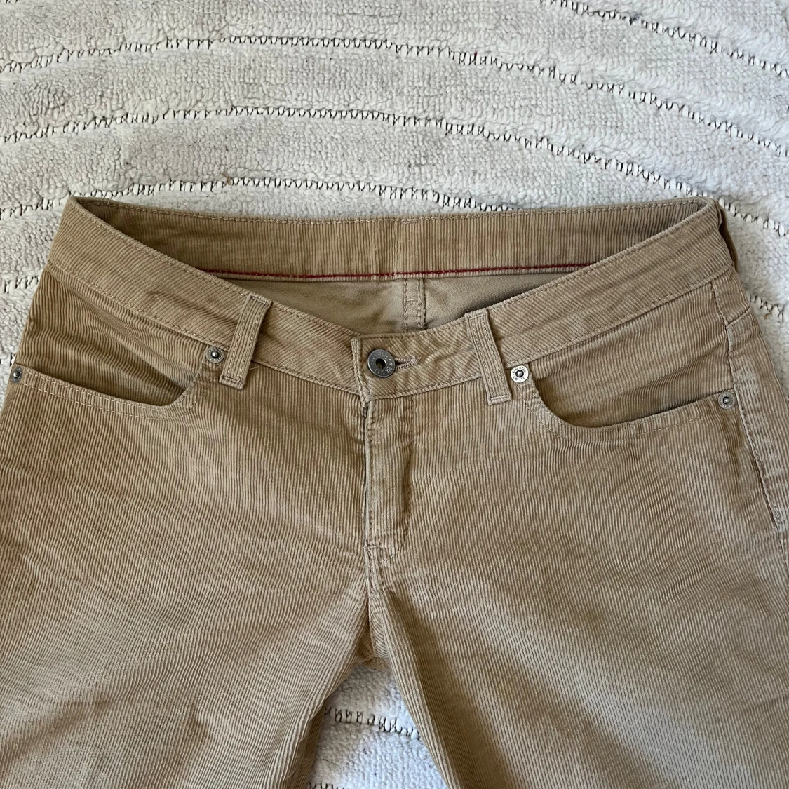 Beiga lågmidjade bootcut manchesterbyxor  - 1