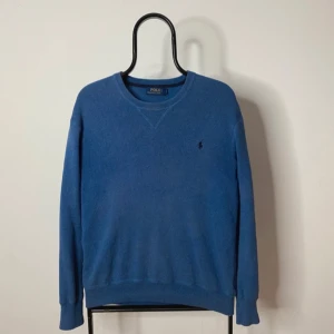 Blå tröja från Polo Ralph Lauren - Säljer en klassisk blå tröja från Polo Ralph Lauren! Storlek: S, bredd 54 cm längd 67 cm| Skick: 8/10, använd men finns inga större defekter | Bara att skriva vid funderingar✍️