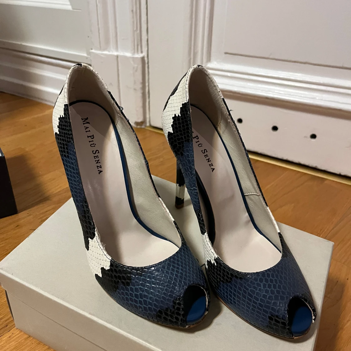 Blå och vita pumps med ormskinnsmönster från May Pusenia - 1